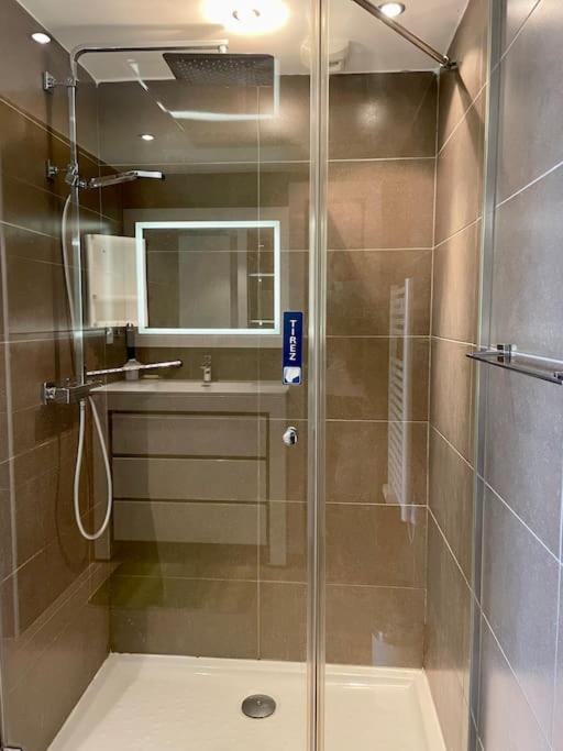 17 - Appartement Neuf, Parking Terrasse Et Jolie Vue 방돌 외부 사진